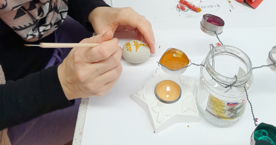 2025-04-07-kuzlo-zaslych-cias-velkonocne-voskove-vajicko-umelecka-tradicia-perex