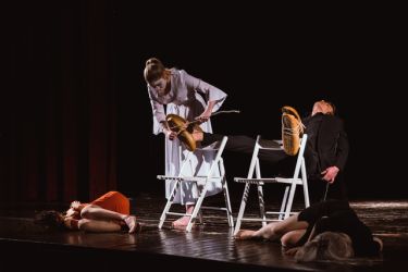 na scenu 22 kraj adiafora 05