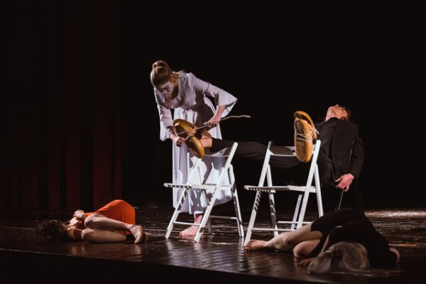 na scenu 22 kraj adiafora 05