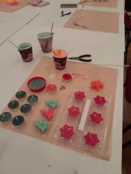 2025 11 12 caro plavajucich sviecok