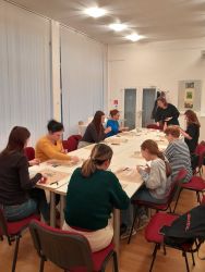 2025 11 12 caro plavajucich sviecok