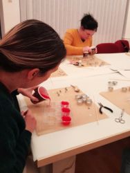 2025 11 12 caro plavajucich sviecok