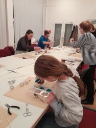 2025 11 12 caro plavajucich sviecok