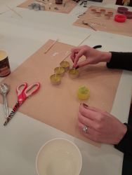 2025 11 12 caro plavajucich sviecok