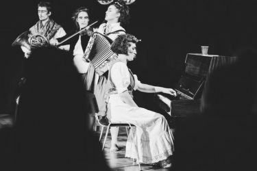 fad 22 divadlo 00 the truth behind