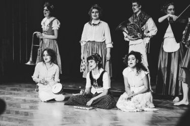 fad 22 divadlo 00 the truth behind