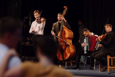 2025 10 19 idu hrat jazykom tanca