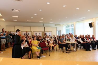 idu hudci dolinou 23