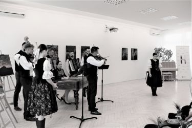 idu hudci dolinou 23