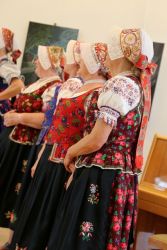 idu hudci dolinou 23