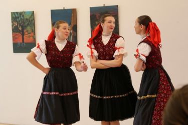 idu hudci dolinou 23