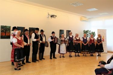 idu hudci dolinou 23