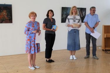 idu hudci dolinou 23