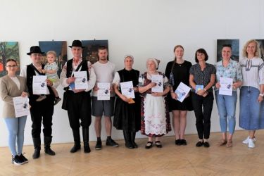 idu hudci dolinou 23