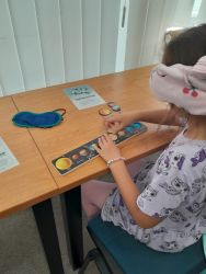 vecer s astronomiou v sali