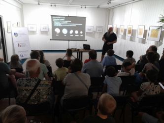 vecer s astronomiou v sali